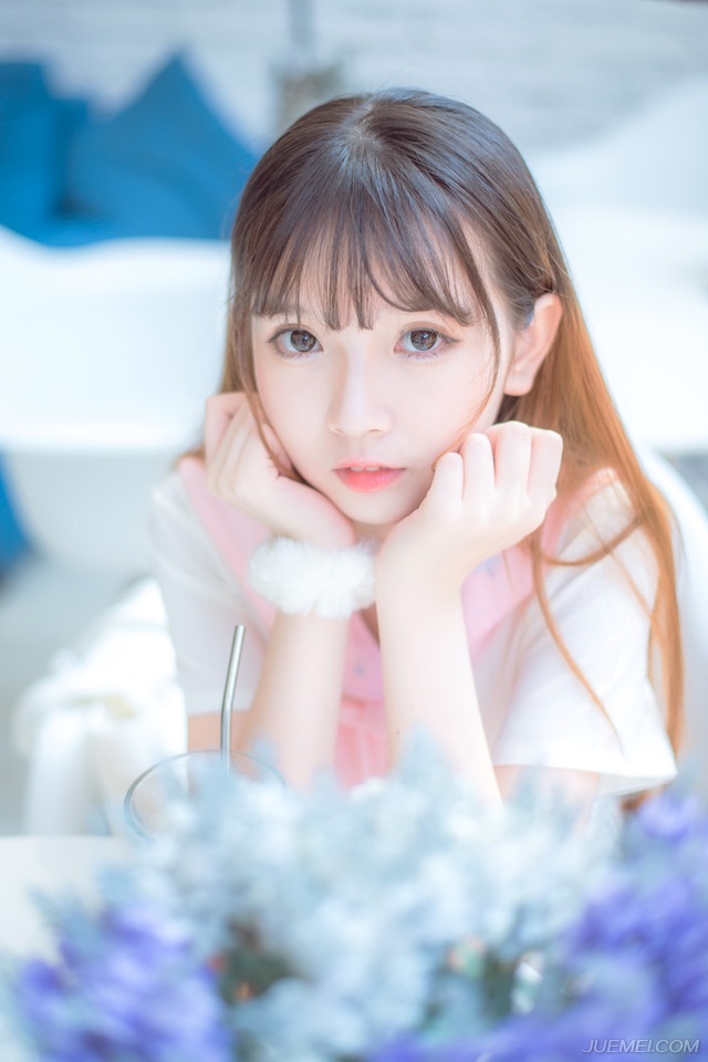 这个世界本来就是痛苦的，幸福都是短暂的。有时要相信缘分。既然放不下，就不要刻意放下，把她放在心里吧，能遇到一个让你放不下的人，也是一种幸福。有的人，活了一辈子，都没有遇到能让自己动心的人。时间会治疗一切，我相信幸福会在不远的将来，等着你。