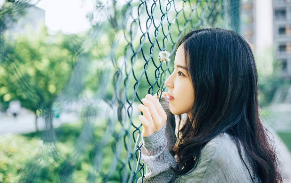“姐姐，你说为何夫君能够越来越年轻？”小乔突然扭头看向大乔，眼中有些羡慕的道。